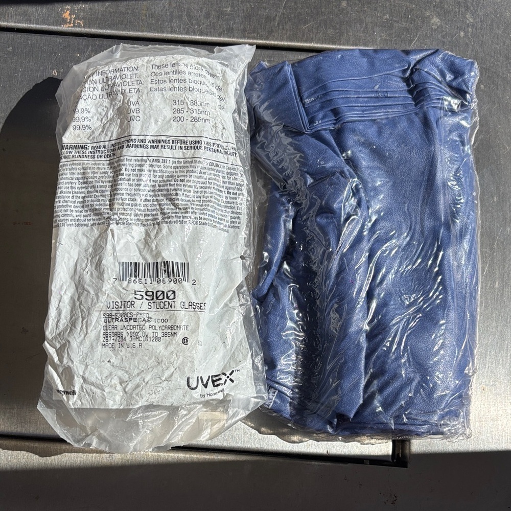 Unopened blue lab apron and lab glasses - Picture 3 of 3